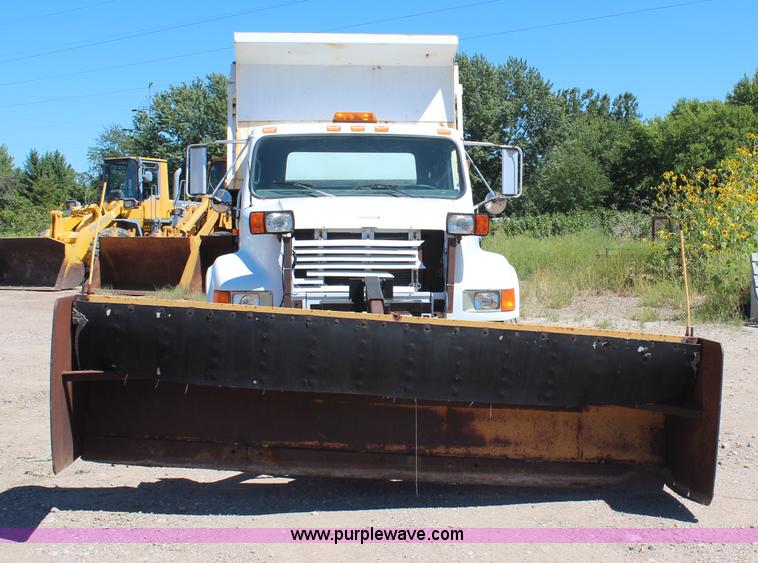 image for item H6999 1992 International 4900 semi truck