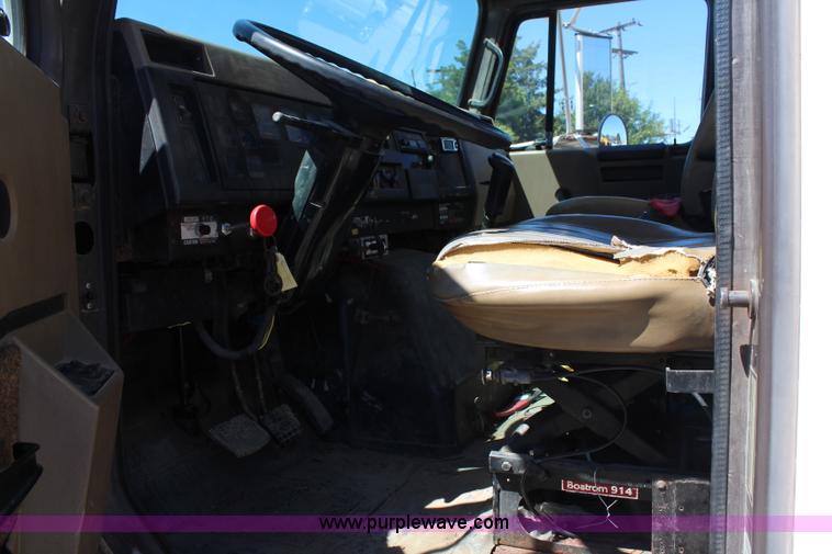 image for item H6999 1992 International 4900 semi truck