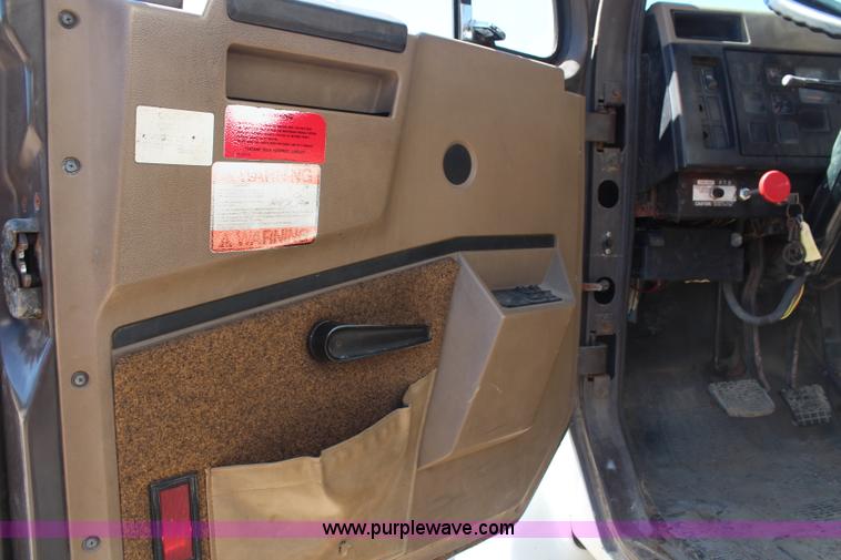 image for item H6999 1992 International 4900 semi truck