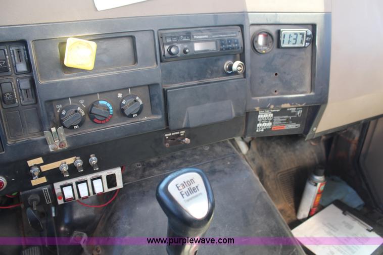 image for item H6999 1992 International 4900 semi truck