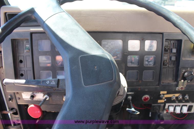 image for item H6999 1992 International 4900 semi truck