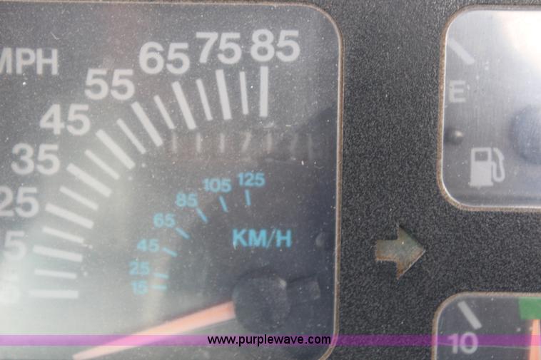 image for item H6999 1992 International 4900 semi truck