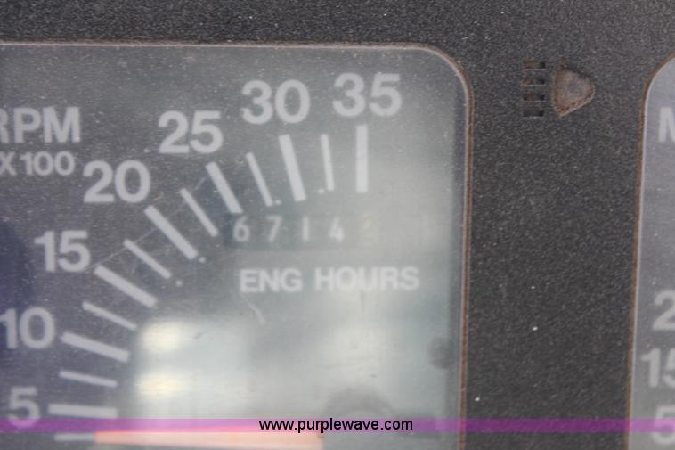 image for item H6999 1992 International 4900 semi truck