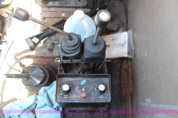 image for item H6999 1992 International 4900 semi truck