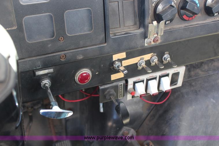 image for item H6999 1992 International 4900 semi truck