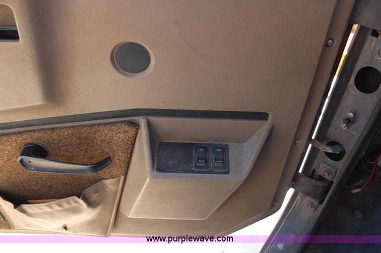 image for item H6999 1992 International 4900 semi truck