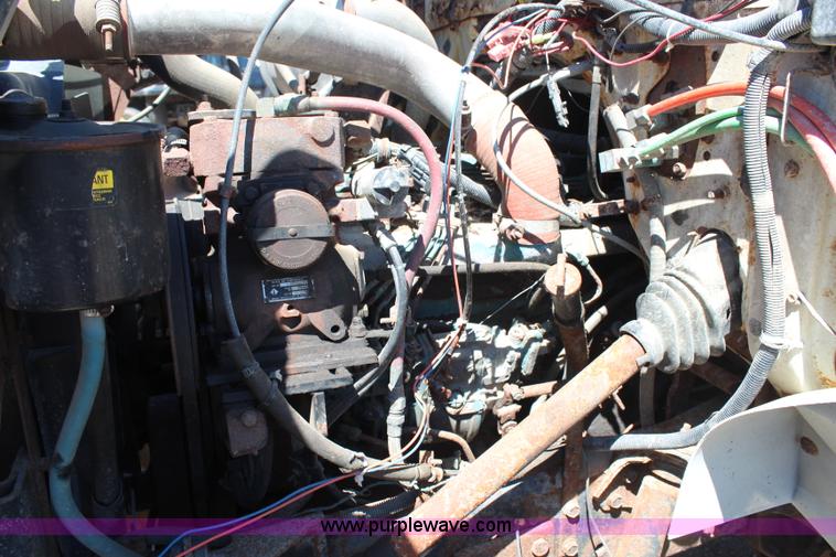 image for item H6999 1992 International 4900 semi truck