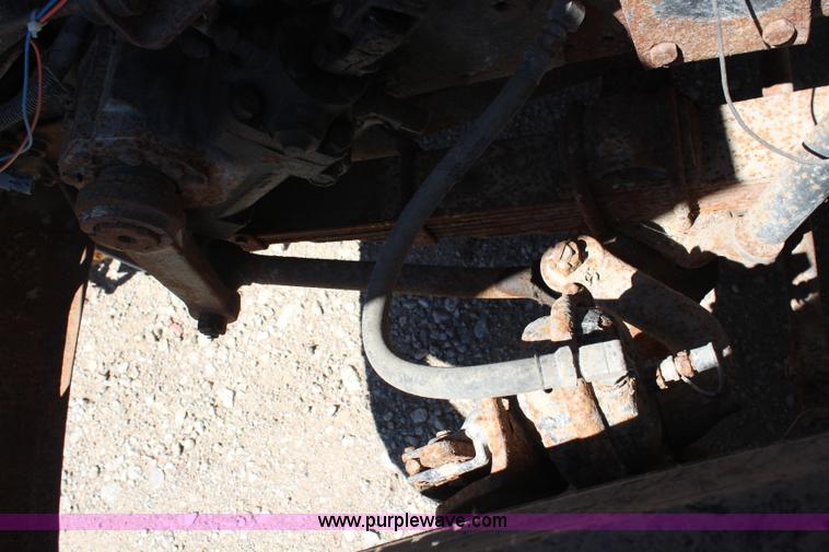 image for item H6999 1992 International 4900 semi truck