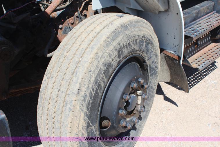 image for item H6999 1992 International 4900 semi truck