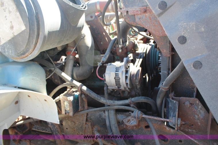 image for item H6999 1992 International 4900 semi truck