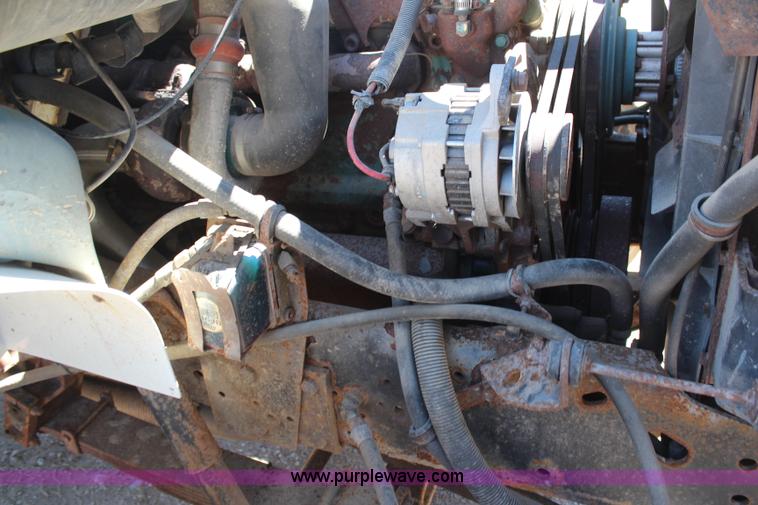 image for item H6999 1992 International 4900 semi truck