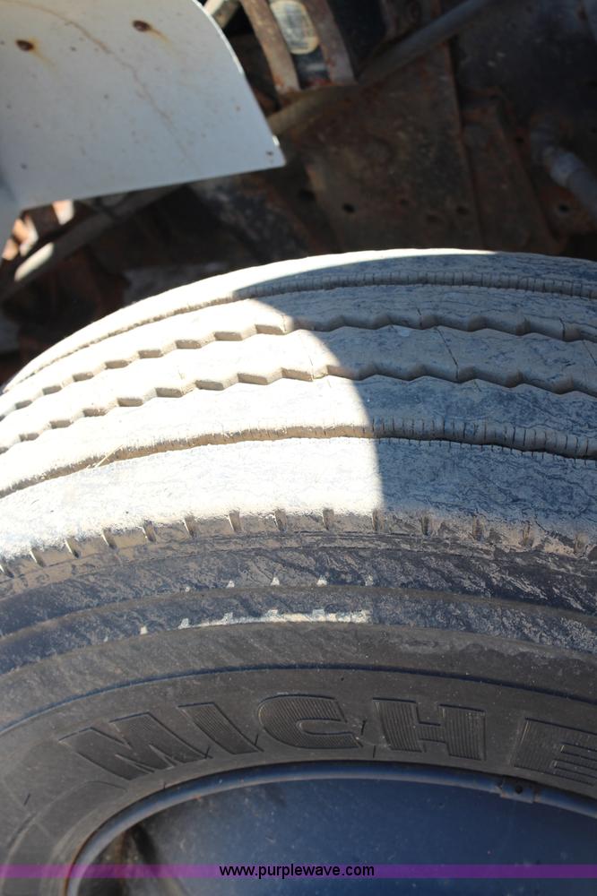 image for item H6999 1992 International 4900 semi truck