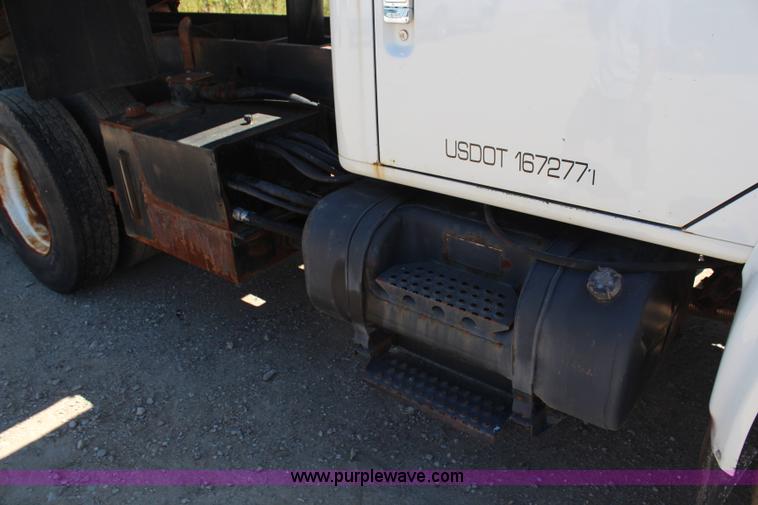 image for item H6999 1992 International 4900 semi truck