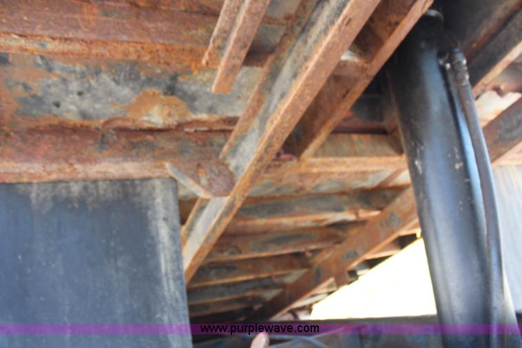 image for item H6999 1992 International 4900 semi truck