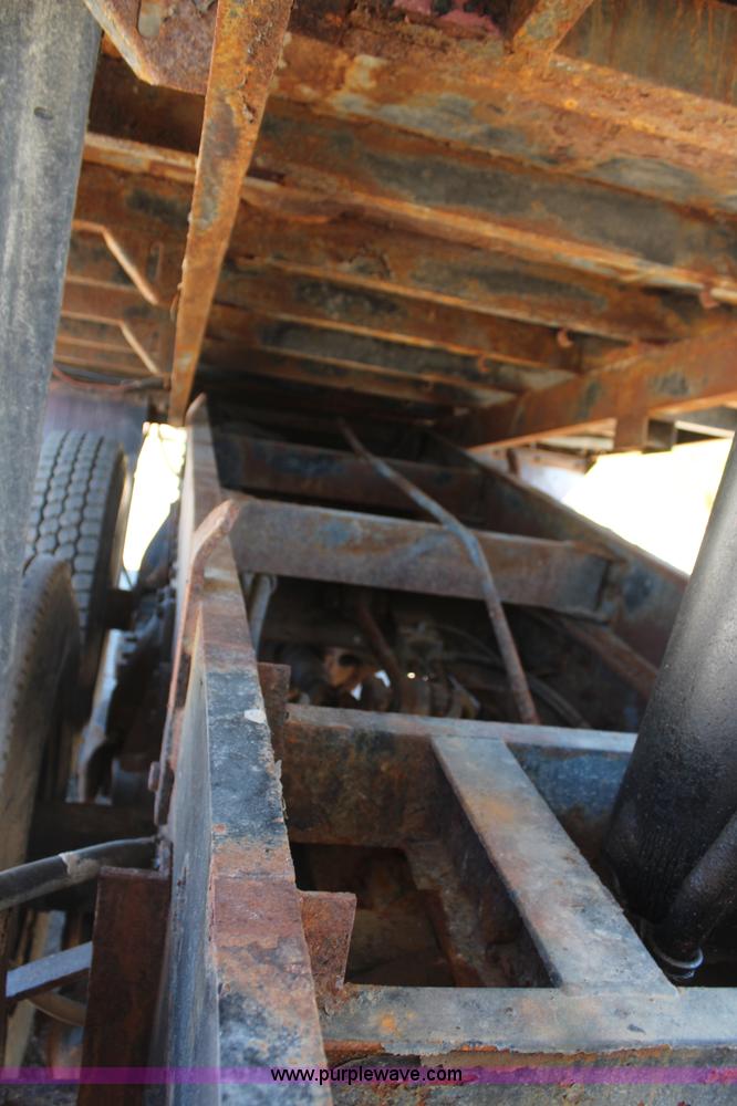 image for item H6999 1992 International 4900 semi truck