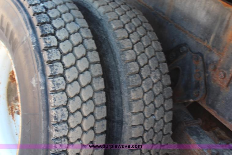 image for item H6999 1992 International 4900 semi truck