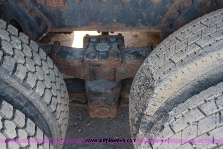 image for item H6999 1992 International 4900 semi truck