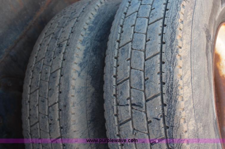 image for item H6999 1992 International 4900 semi truck