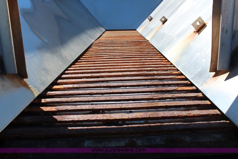 image for item H6999 1992 International 4900 semi truck