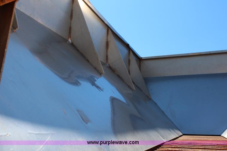 image for item H6999 1992 International 4900 semi truck