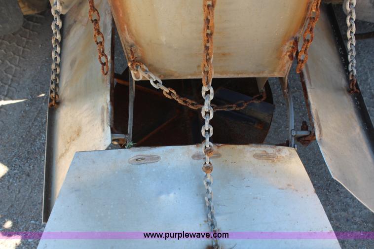 image for item H6999 1992 International 4900 semi truck