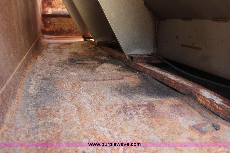 image for item H6999 1992 International 4900 semi truck