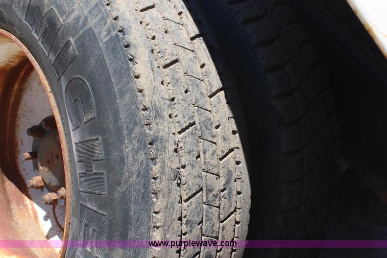 image for item H6999 1992 International 4900 semi truck