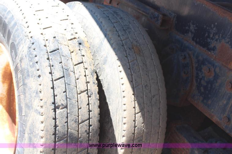 image for item H6999 1992 International 4900 semi truck