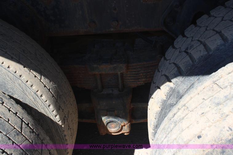 image for item H6999 1992 International 4900 semi truck