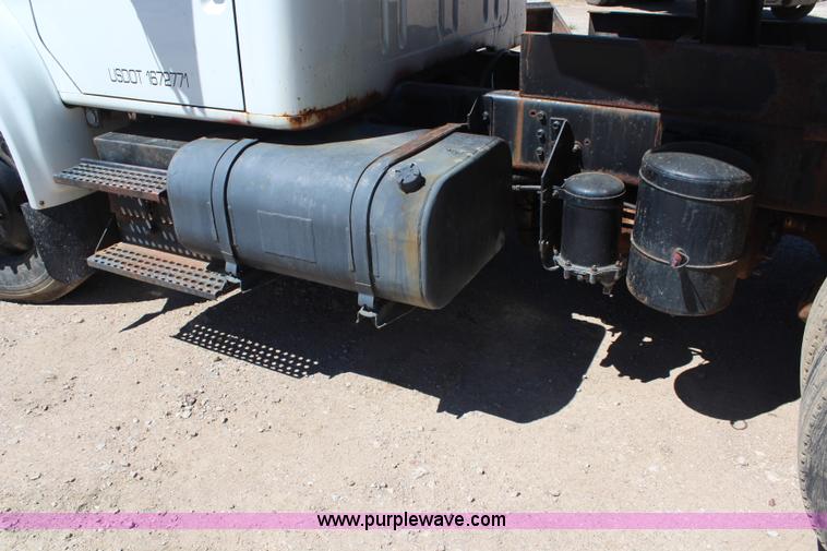 image for item H6999 1992 International 4900 semi truck