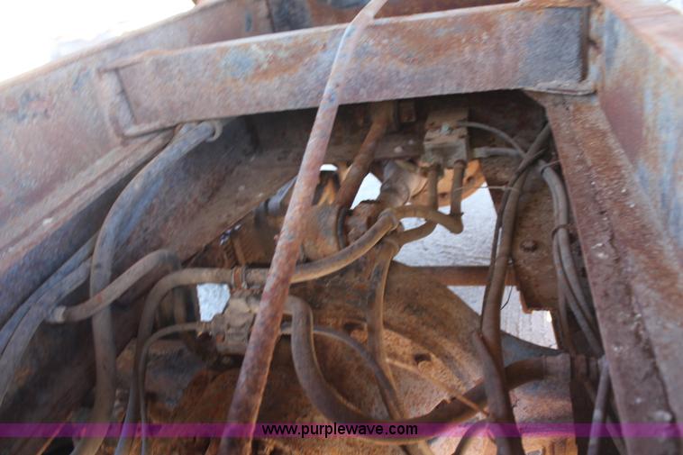 image for item H6999 1992 International 4900 semi truck