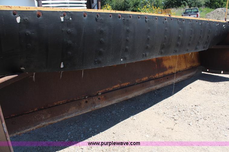 image for item H6999 1992 International 4900 semi truck