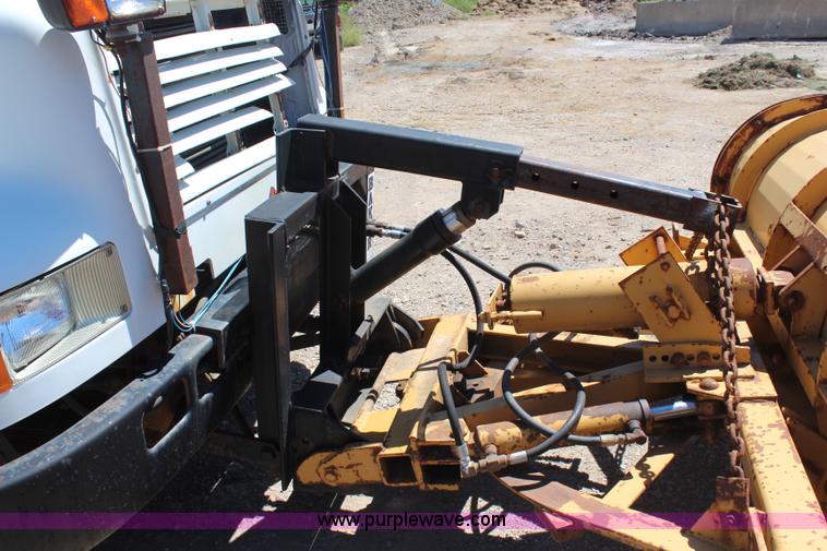 image for item H6999 1992 International 4900 semi truck