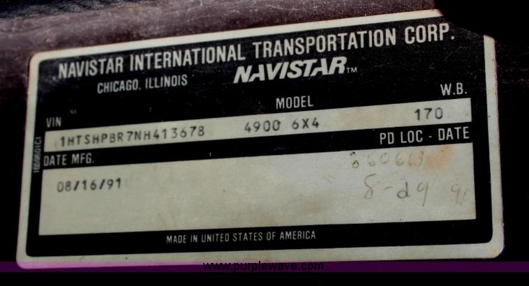 image for item H6999 1992 International 4900 semi truck