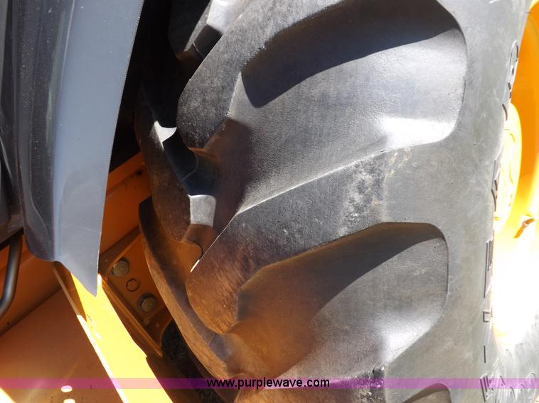 image for item I7618 2003 Case 570M XT landscape loader