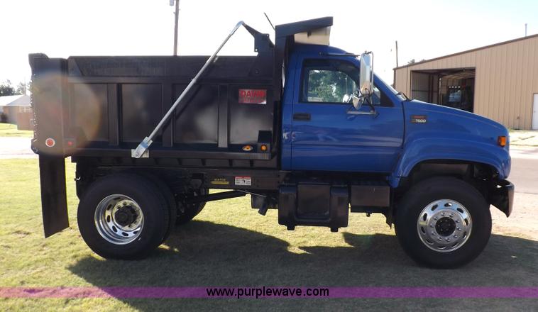 image for item I7620 2002 GMC C7500 dump truck