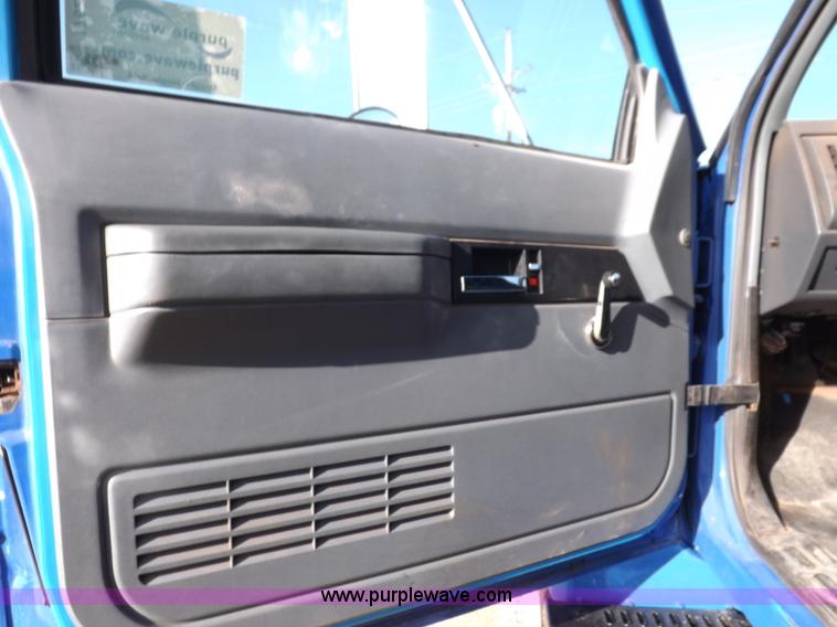 image for item I7620 2002 GMC C7500 dump truck