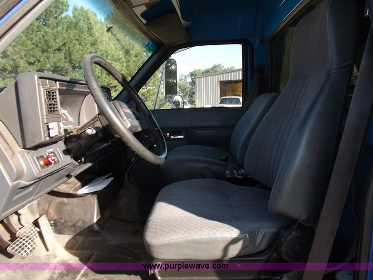 image for item I7620 2002 GMC C7500 dump truck