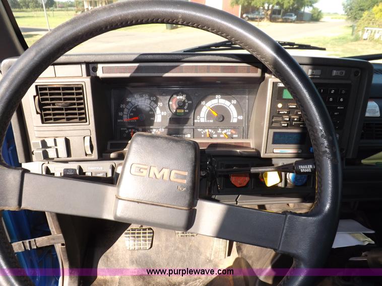 image for item I7620 2002 GMC C7500 dump truck