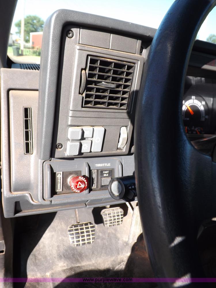 image for item I7620 2002 GMC C7500 dump truck