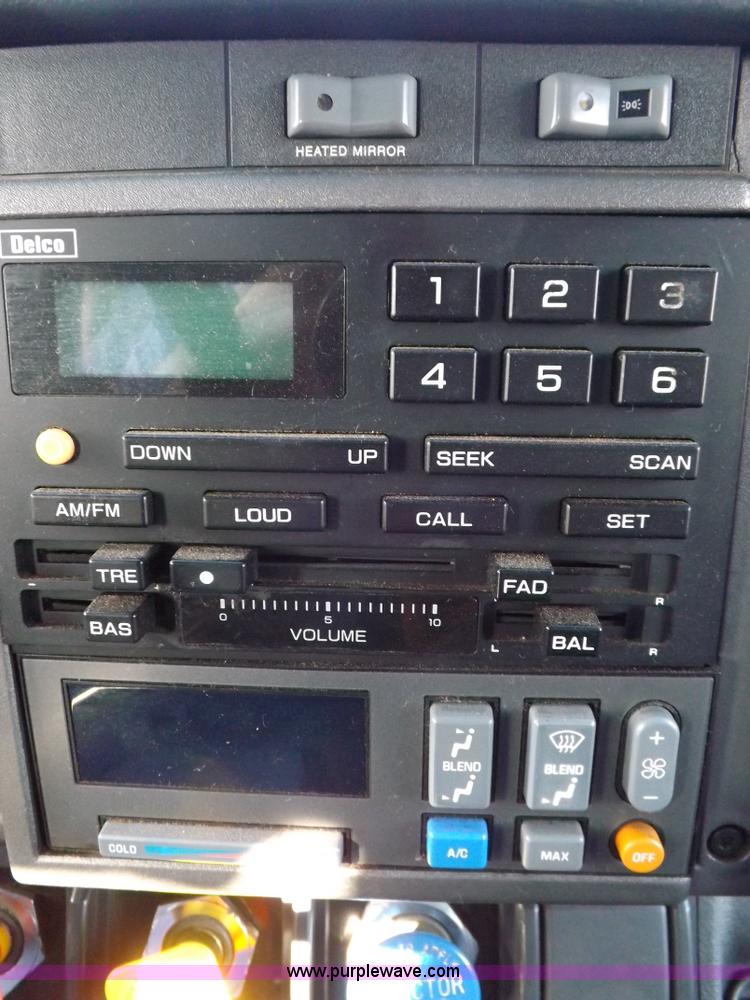 image for item I7620 2002 GMC C7500 dump truck