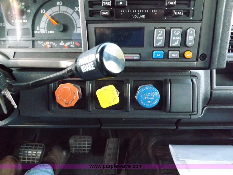 image for item I7620 2002 GMC C7500 dump truck