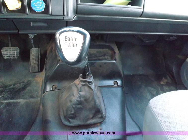 image for item I7620 2002 GMC C7500 dump truck