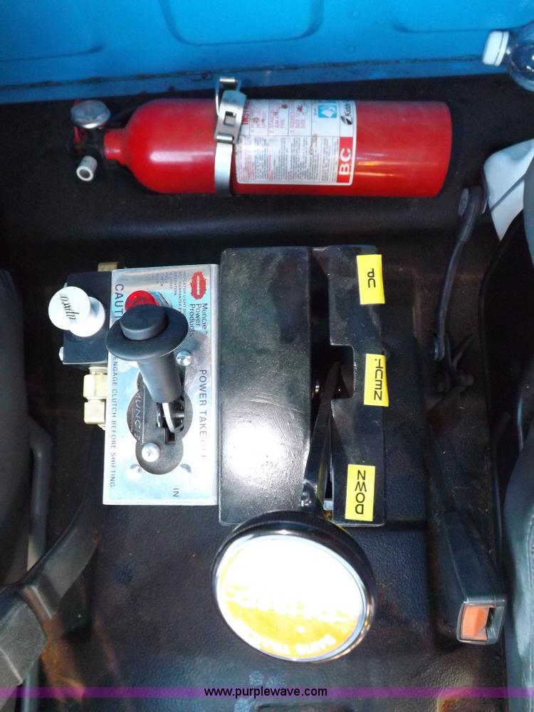 image for item I7620 2002 GMC C7500 dump truck