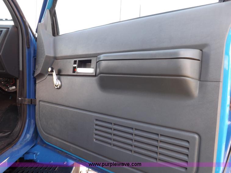 image for item I7620 2002 GMC C7500 dump truck