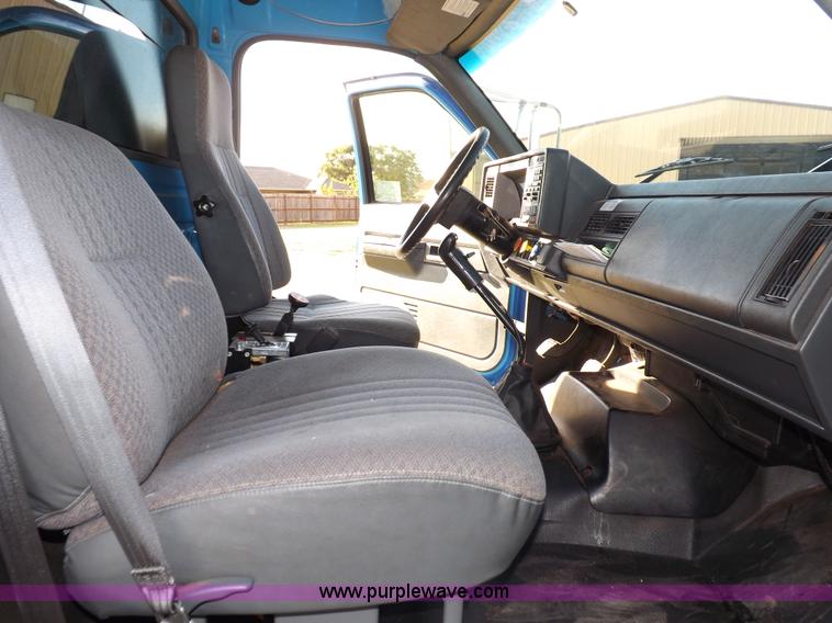 image for item I7620 2002 GMC C7500 dump truck