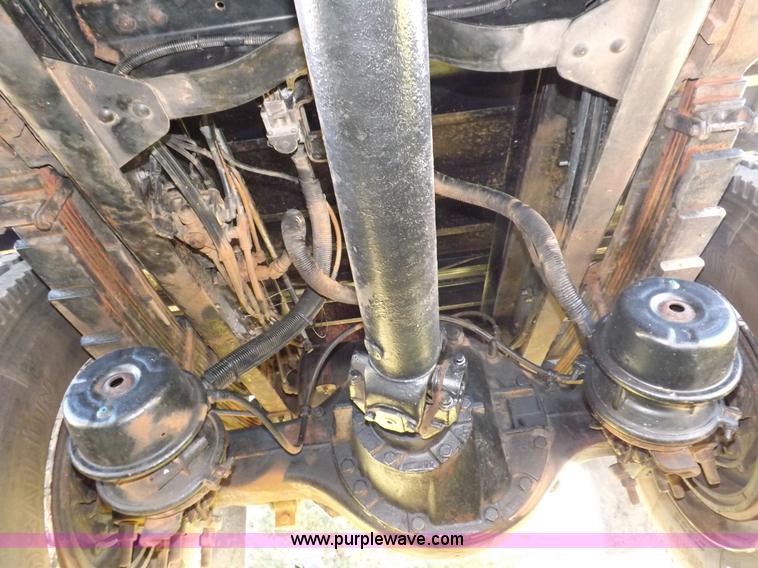 image for item I7620 2002 GMC C7500 dump truck