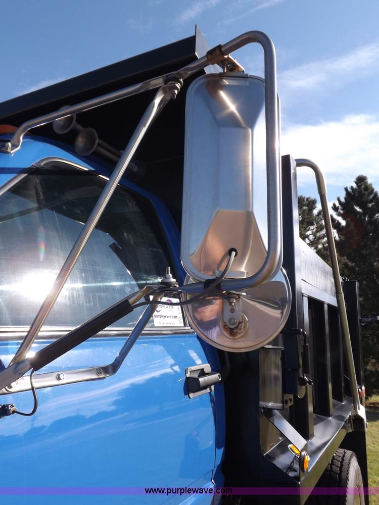 image for item I7620 2002 GMC C7500 dump truck