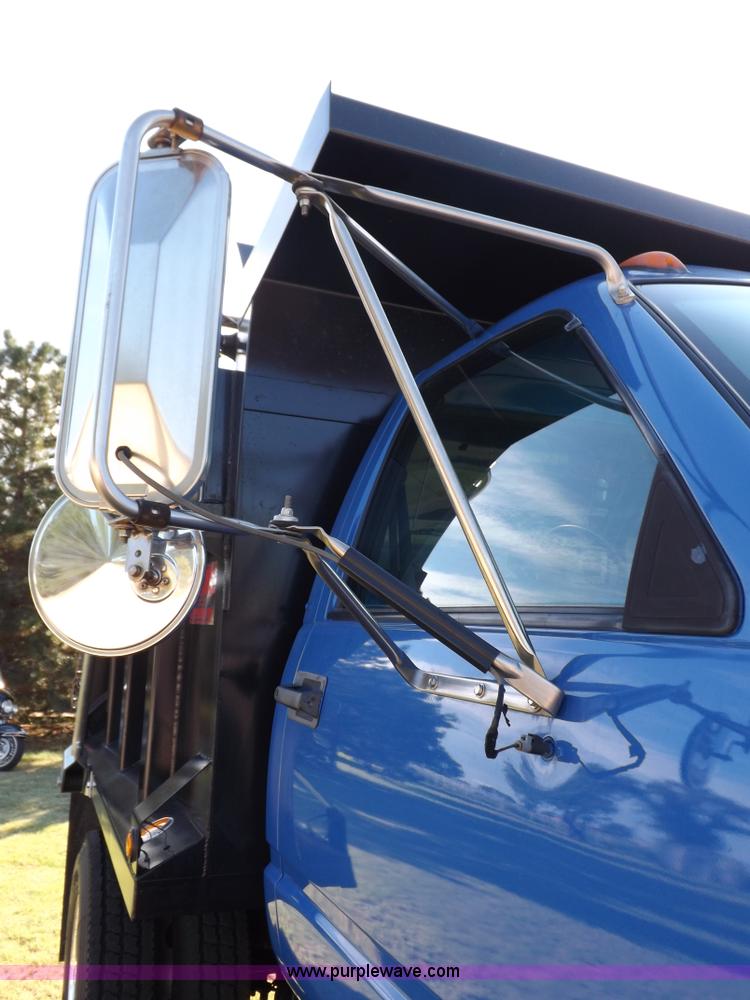 image for item I7620 2002 GMC C7500 dump truck