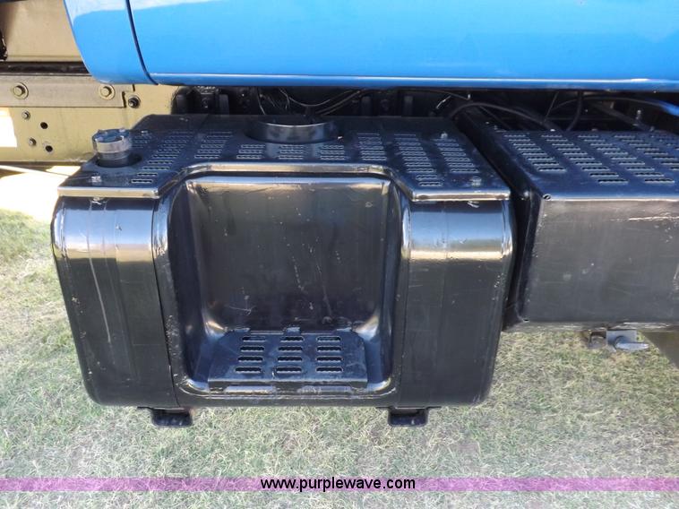 image for item I7620 2002 GMC C7500 dump truck